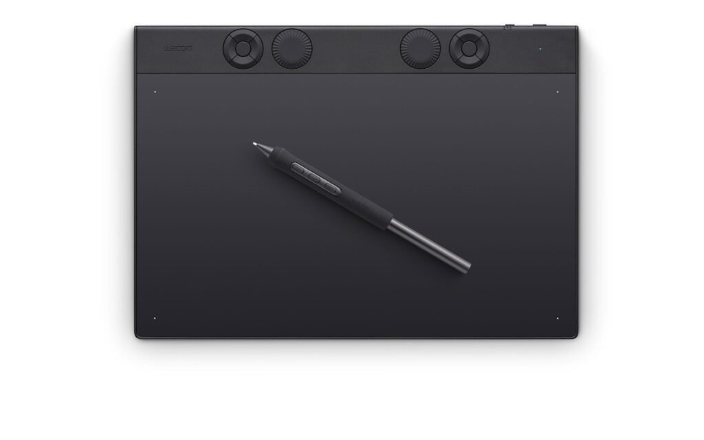 Wacom Intuos Pro Medium 2025 vue de dessus, avec le stylet Pro Pen 3 et ses deux molettes.