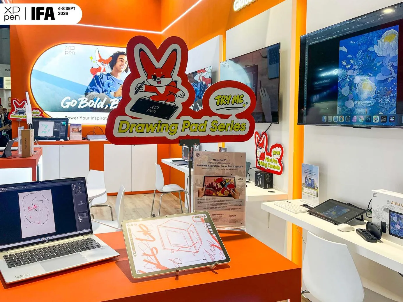 XPPen Magic Pro 13 sur un support devant un ordinateur portable au stand IFA 2026